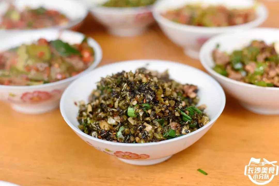 我們驅(qū)車20多公里就在暮云鎮(zhèn)的國道旁吃了頓“米湯飯”？！