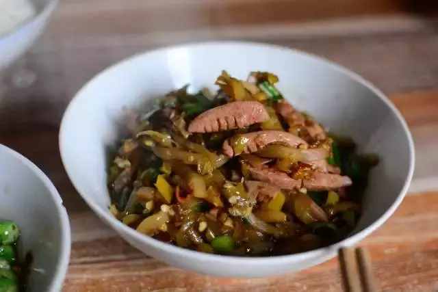 我們驅(qū)車20多公里就在暮云鎮(zhèn)的國道旁吃了頓“米湯飯”？！