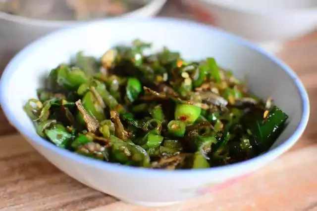 我們驅(qū)車20多公里就在暮云鎮(zhèn)的國道旁吃了頓“米湯飯”？！
