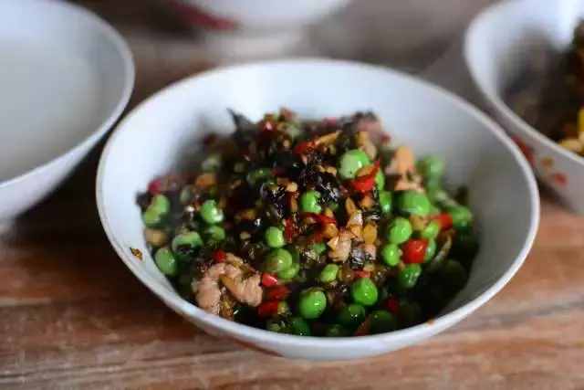 我們驅(qū)車20多公里就在暮云鎮(zhèn)的國道旁吃了頓“米湯飯”？！