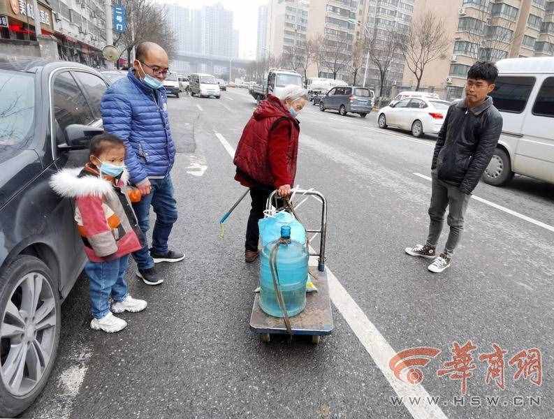 西安麗舍春天小區(qū)不到一月爆管三次 上萬(wàn)居民吃水難