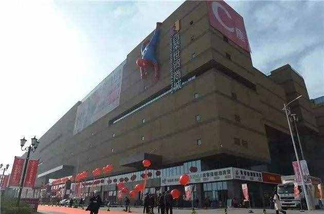 北京地鐵8號(hào)線的木樨園站：地跨豐臺(tái)、東城兩區(qū)，西側(cè)是世茂百榮
