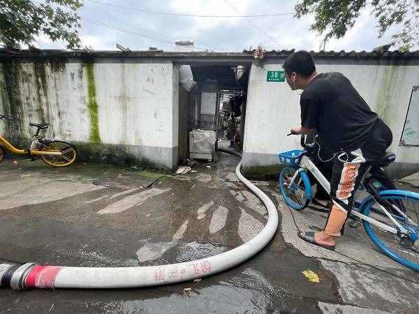 今晨閔行區(qū)曹行村發(fā)生火災(zāi) 多輛消防車(chē)趕赴現(xiàn)場(chǎng)救援