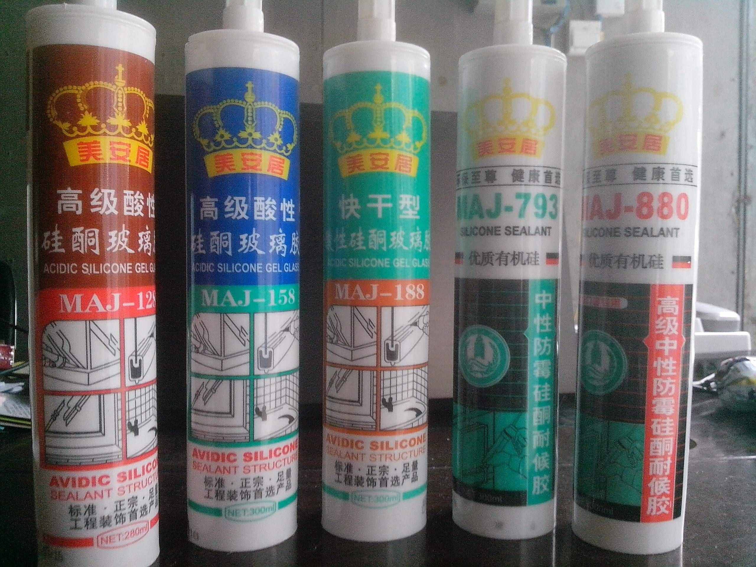 裝修時不小心沾到了玻璃膠？沒關系，五個小方法輕松洗干凈！