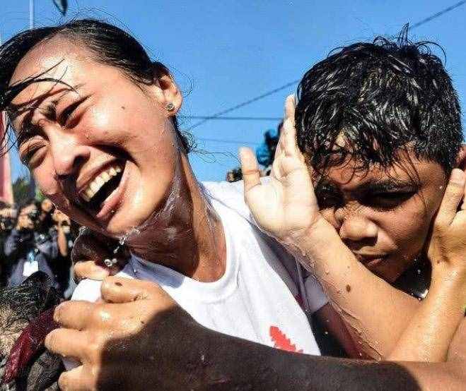 巴厘島的“奇葩”親吻節(jié)，眾多美女被吻哭，游客：再也不敢去了
