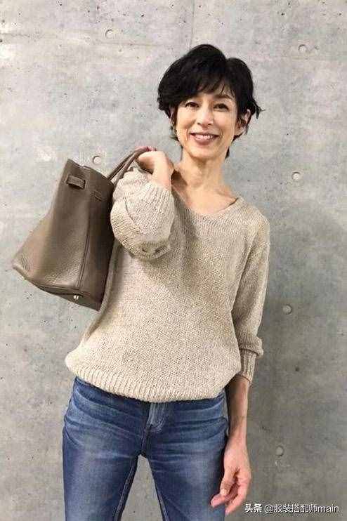 中年阿姨別一味打扮花哨，學(xué)日本中年女人這樣穿，知性優(yōu)雅又高級(jí)