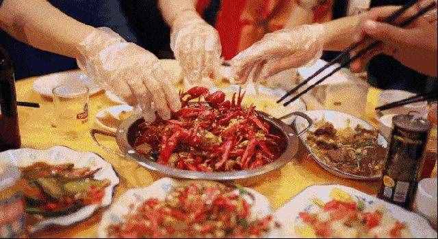 試了幾十種小龍蝦吃法，這么吃還是第一次，沒(méi)想到瞬間就被它秒了