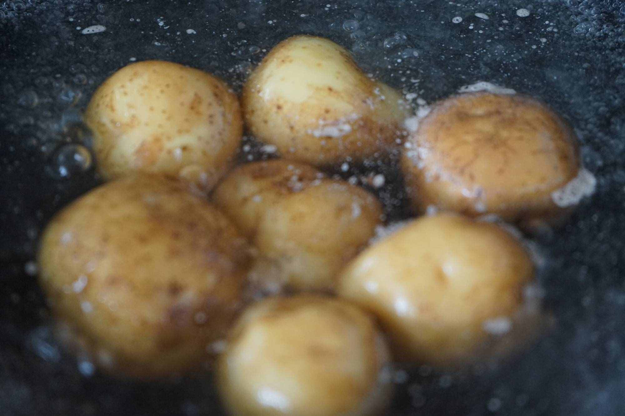 試了幾十種小龍蝦吃法，這么吃還是第一次，沒(méi)想到瞬間就被它秒了
