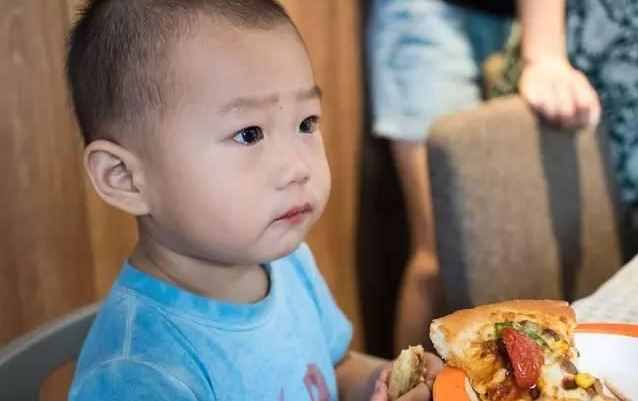 5個月寶寶總吐奶？可能是因?yàn)槠⑽覆睿?個方法判斷，1招養(yǎng)脾！