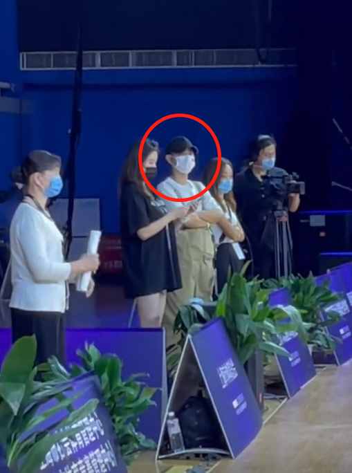 文章陪女兒比賽被偷拍，小腿比女兒還要細(xì)，身上一個(gè)包包三萬(wàn)塊