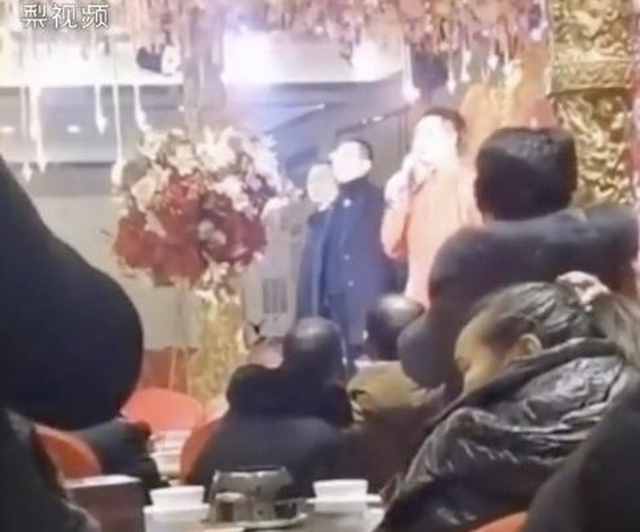 “不是為了錢(qián)！”新娘父親回應(yīng)內(nèi)衣不合身拒絕接親，知情人透露關(guān)鍵信息