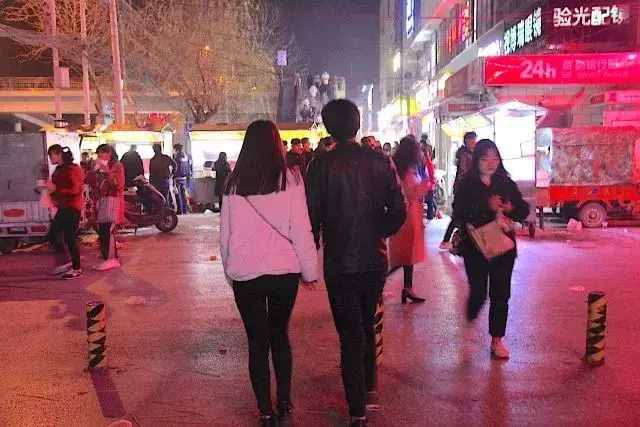 鄭州北大學(xué)城英才街，多少人魂?duì)繅衾@的地方！