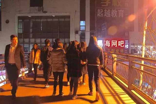 鄭州北大學(xué)城英才街，多少人魂?duì)繅衾@的地方！