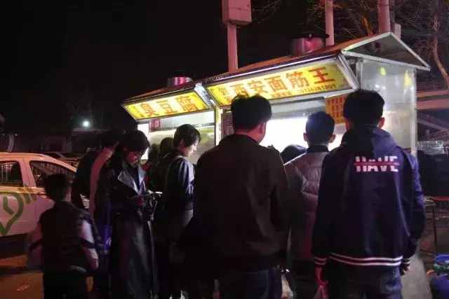 鄭州北大學(xué)城英才街，多少人魂?duì)繅衾@的地方！