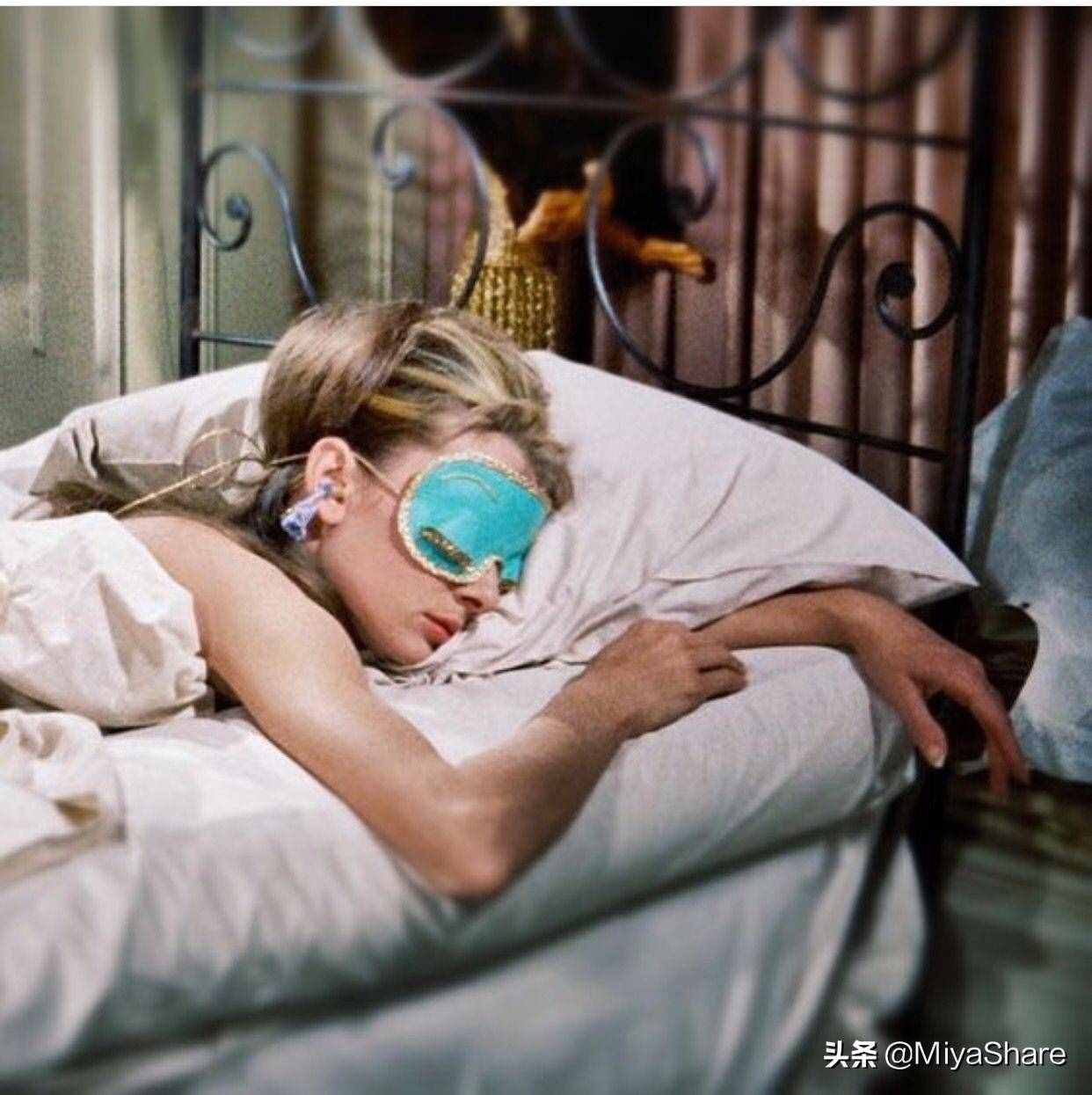 醒醒吧：什么眼霜都救不了黑眼圈！6款眼霜分析：這2款又貴又沒用