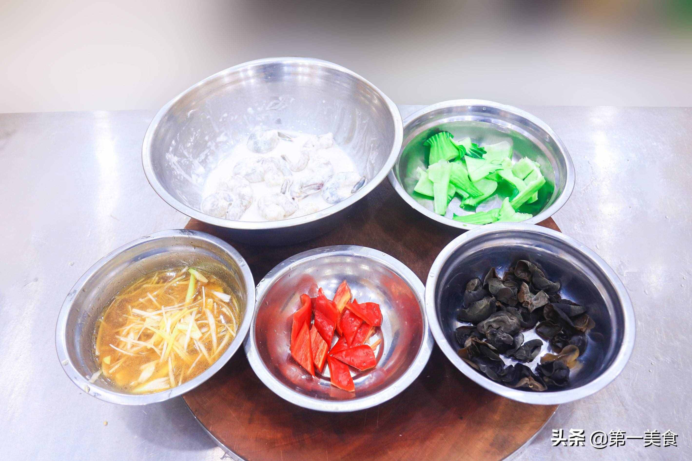 大蝦的這種做法最鮮嫩，蝦肉鮮嫩不油膩，味道一點(diǎn)不比飯店的差