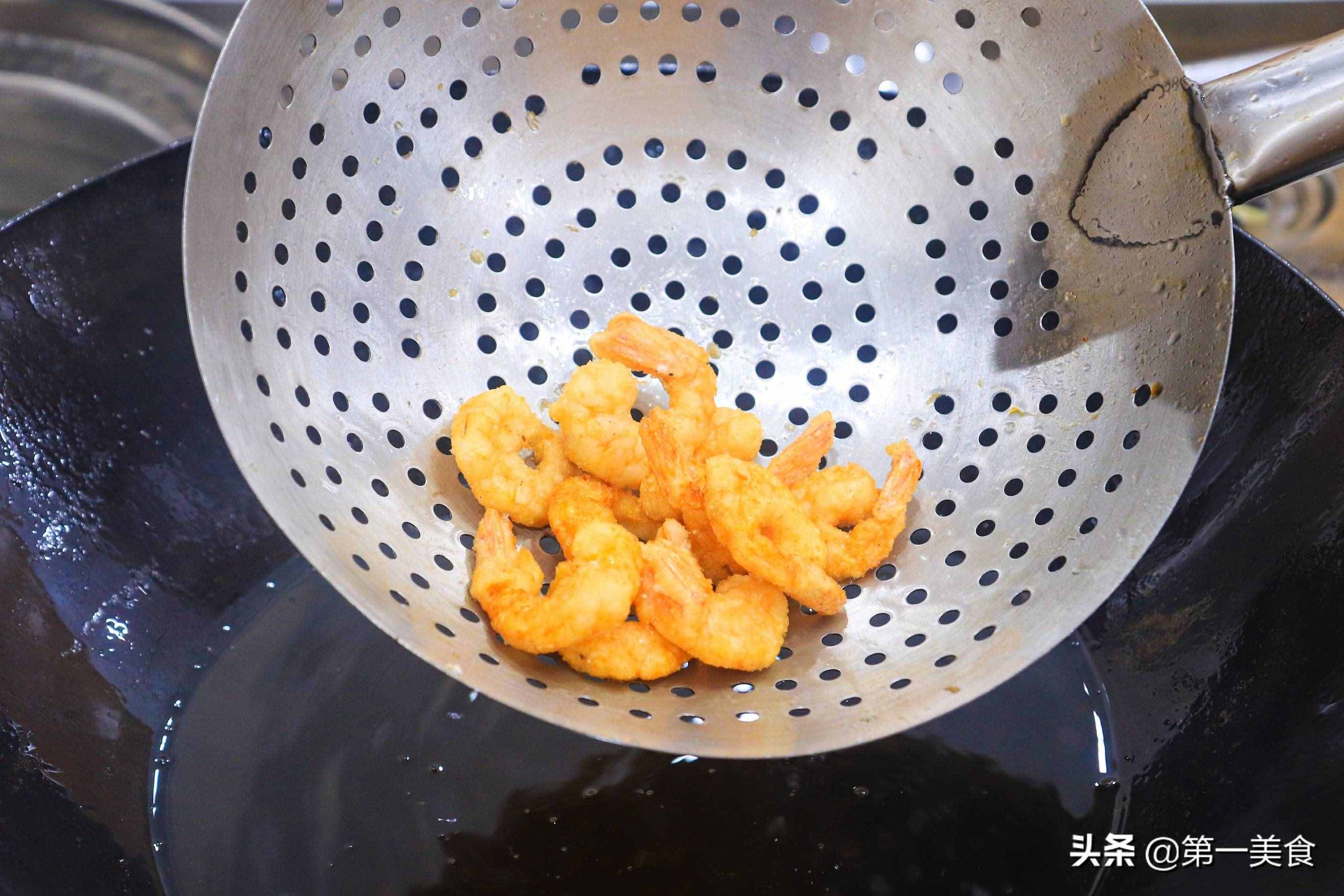 大蝦的這種做法最鮮嫩，蝦肉鮮嫩不油膩，味道一點(diǎn)不比飯店的差