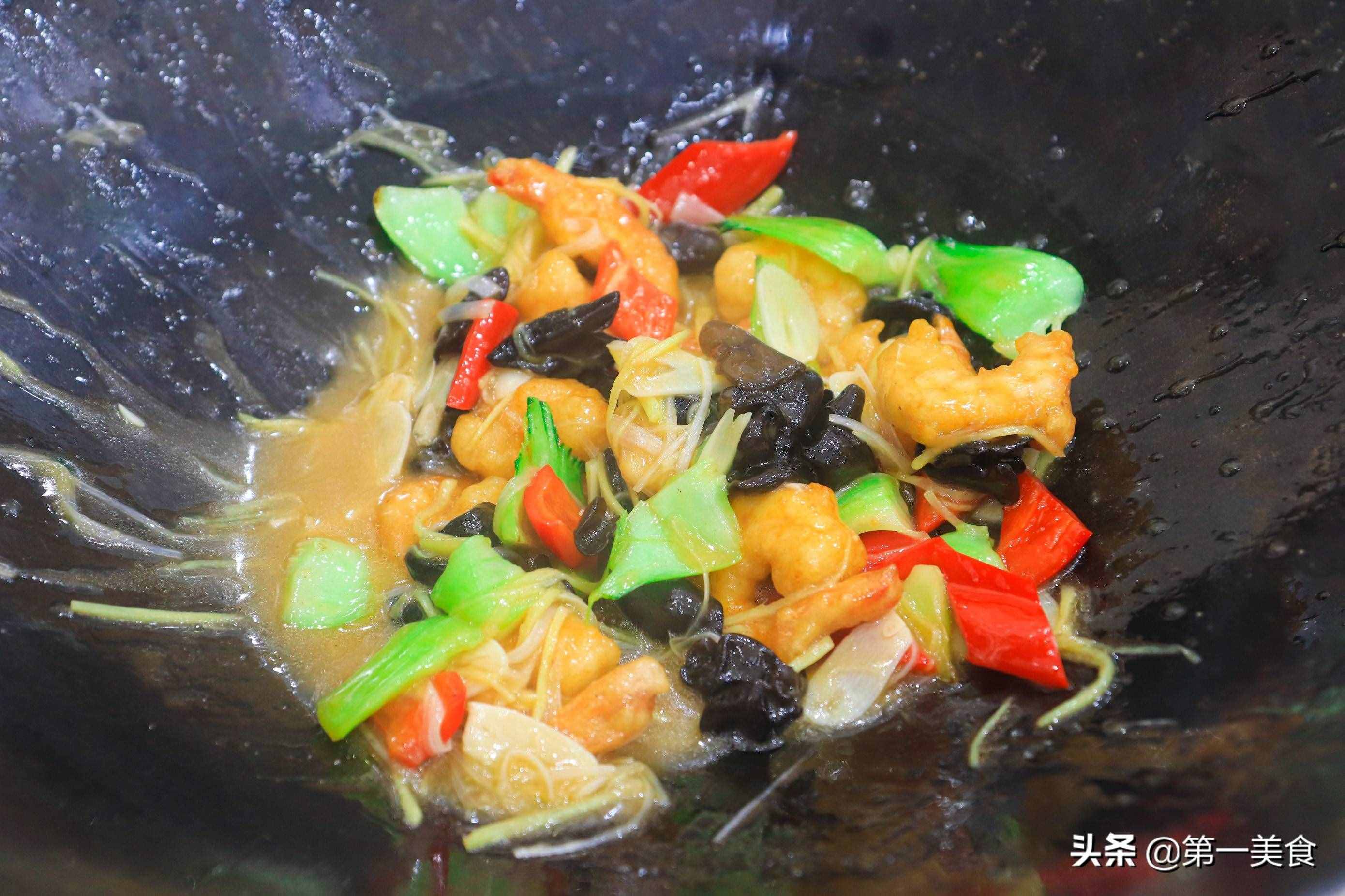 大蝦的這種做法最鮮嫩，蝦肉鮮嫩不油膩，味道一點(diǎn)不比飯店的差