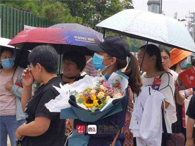 直擊高考最后一天：泰安十九中門(mén)口，鮮花和擁抱，一樣都不能少
