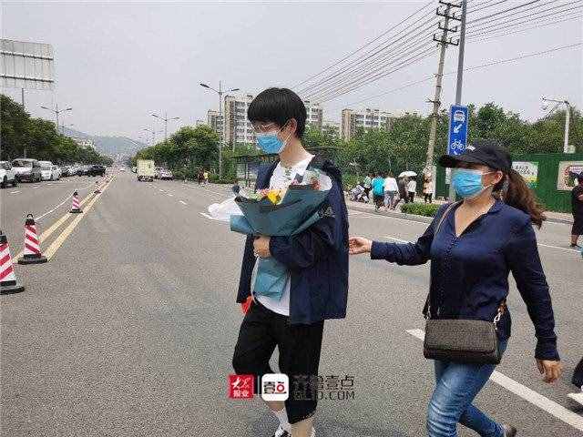 直擊高考最后一天：泰安十九中門(mén)口，鮮花和擁抱，一樣都不能少
