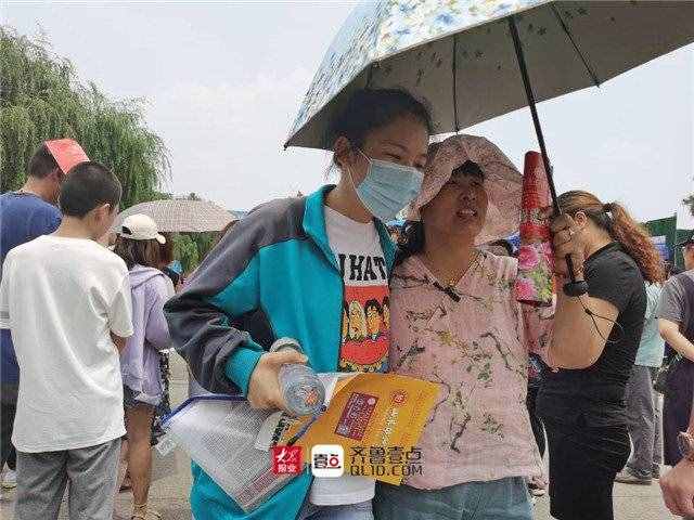 直擊高考最后一天：泰安十九中門(mén)口，鮮花和擁抱，一樣都不能少