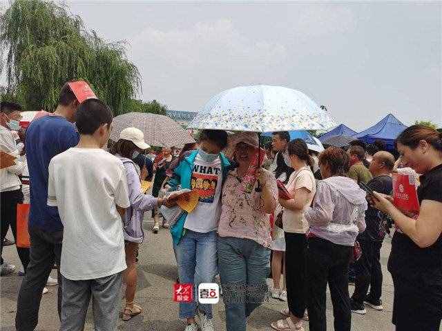 直擊高考最后一天：泰安十九中門(mén)口，鮮花和擁抱，一樣都不能少