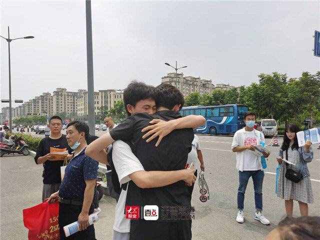 直擊高考最后一天：泰安十九中門(mén)口，鮮花和擁抱，一樣都不能少