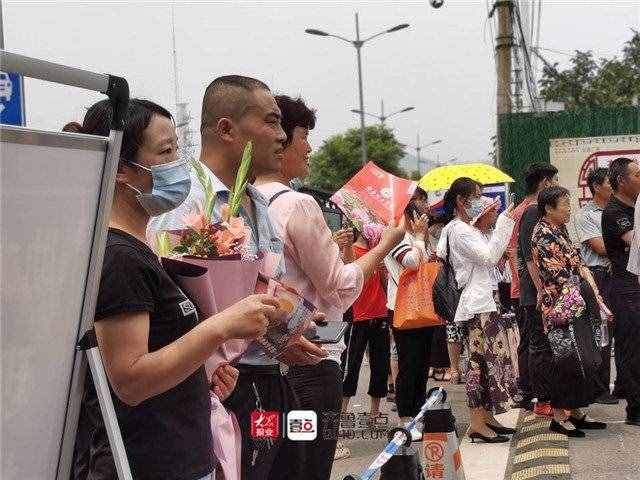 直擊高考最后一天：泰安十九中門(mén)口，鮮花和擁抱，一樣都不能少