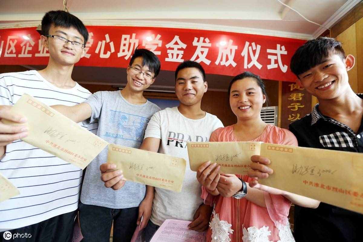大學(xué)生貧困申請(qǐng)書模板大全