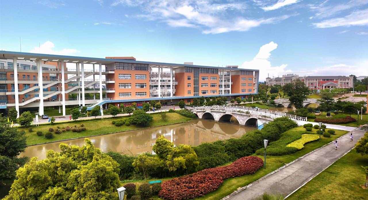 廣東的3所非211大學(xué)，分?jǐn)?shù)不高就業(yè)好，一所還是民航局直屬大專