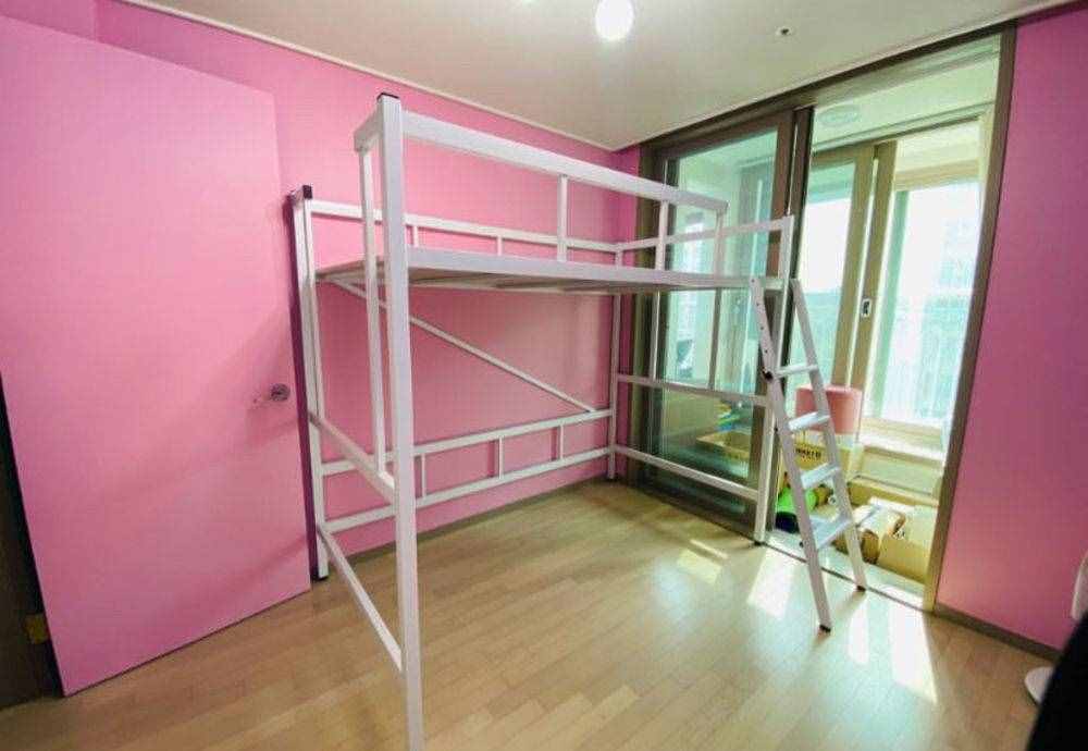 她把出租屋爆改成“糖果屋”，五彩斑斕真漂亮，網(wǎng)友：可以出道了