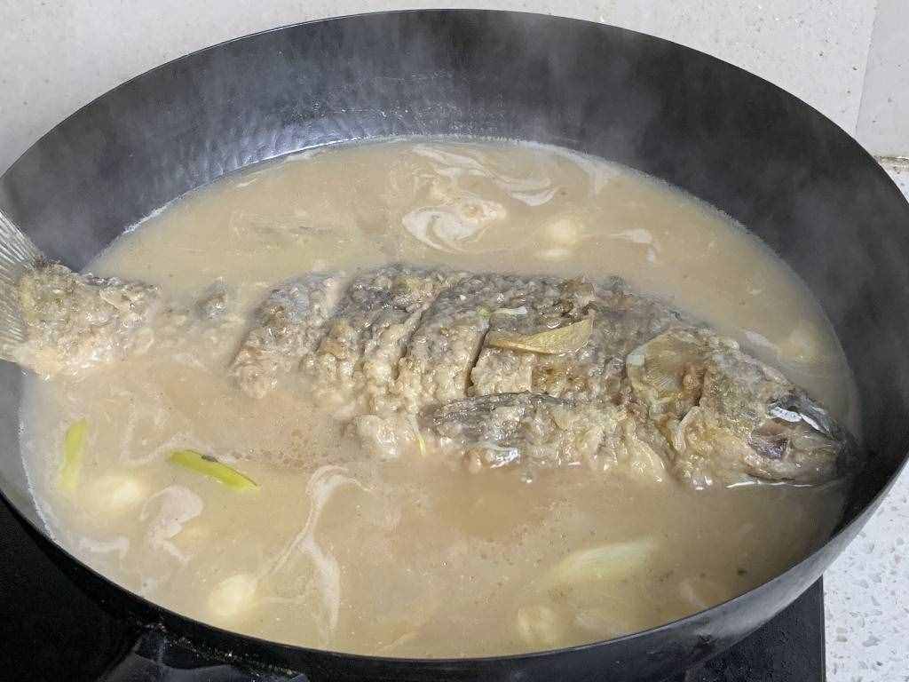 家常燉魚(yú)，直接下鍋炸就錯(cuò)了！多加一步，魚(yú)肉酥爛不破皮，太香了