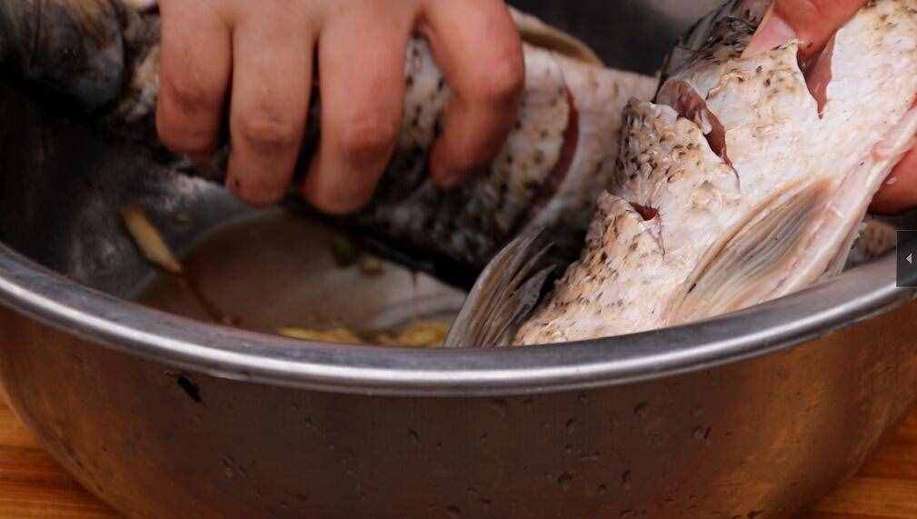 家常燉魚(yú)，直接下鍋炸就錯(cuò)了！多加一步，魚(yú)肉酥爛不破皮，太香了