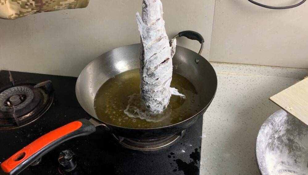 家常燉魚(yú)，直接下鍋炸就錯(cuò)了！多加一步，魚(yú)肉酥爛不破皮，太香了