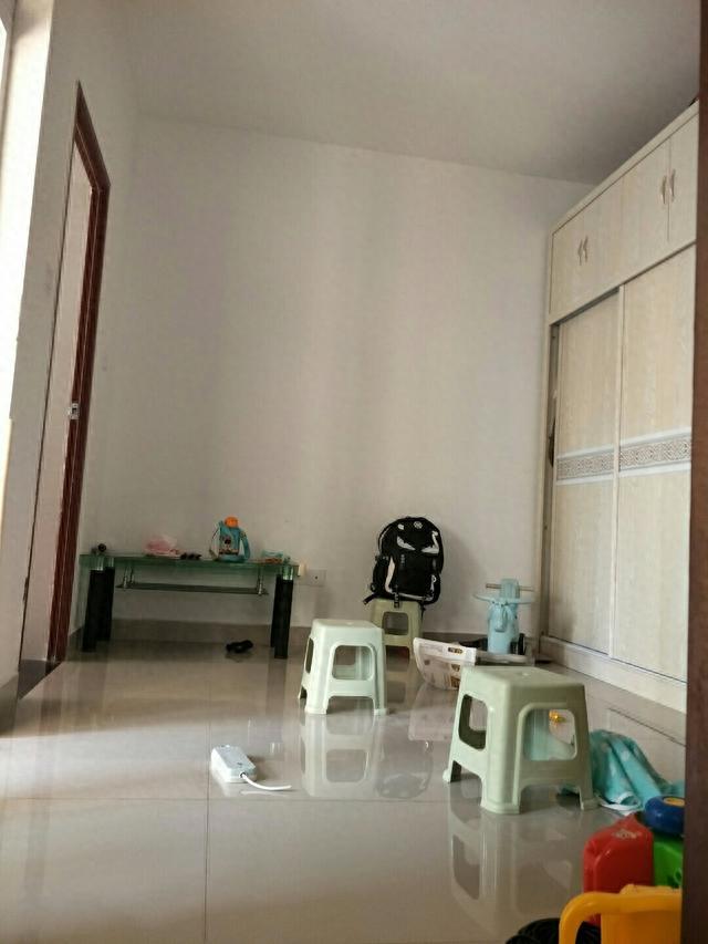 很幸運(yùn)一次搖中公租房，一室一廳只要400多房租，朋友都羨慕極了